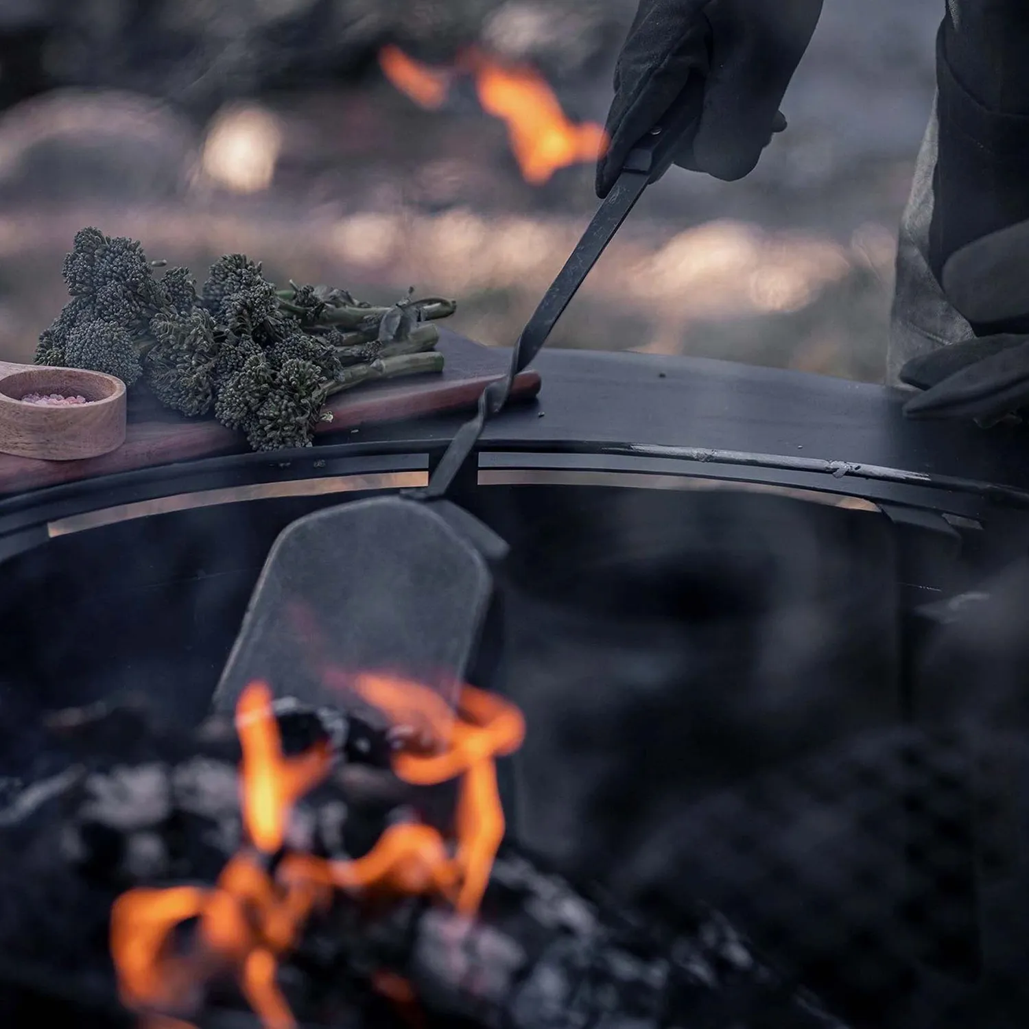Barebones Cowboy Grill kolenschep RVS walnoot