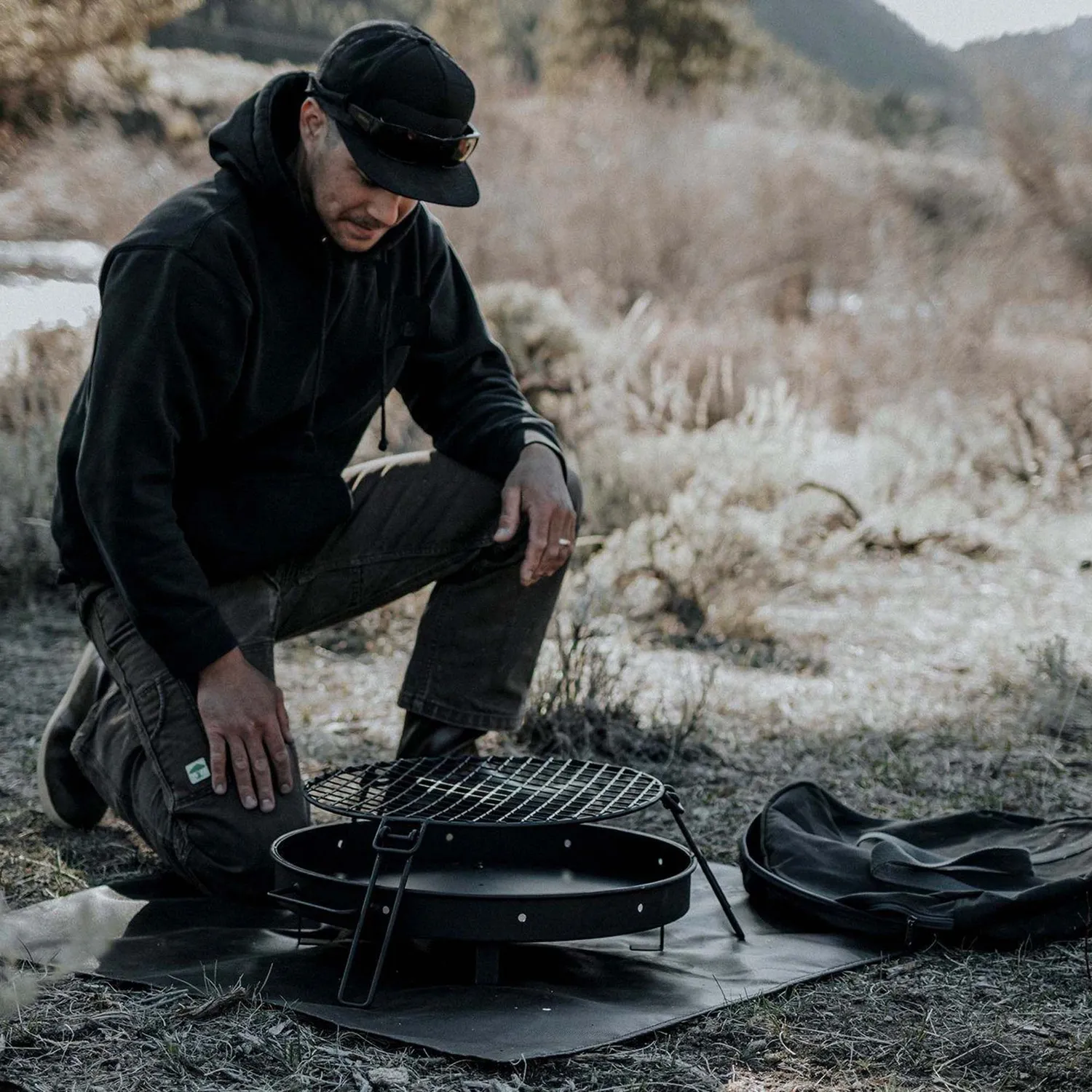 Bare Bones Living Cowboy Grill draagtas charcoal tray