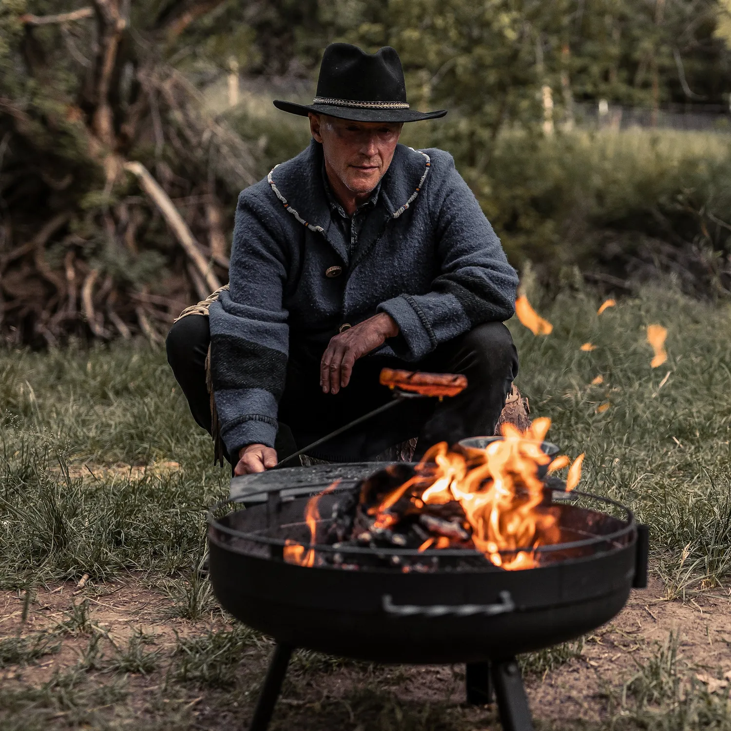 Barebones Cowboy Fire Pit Grill 23 inch houtskool