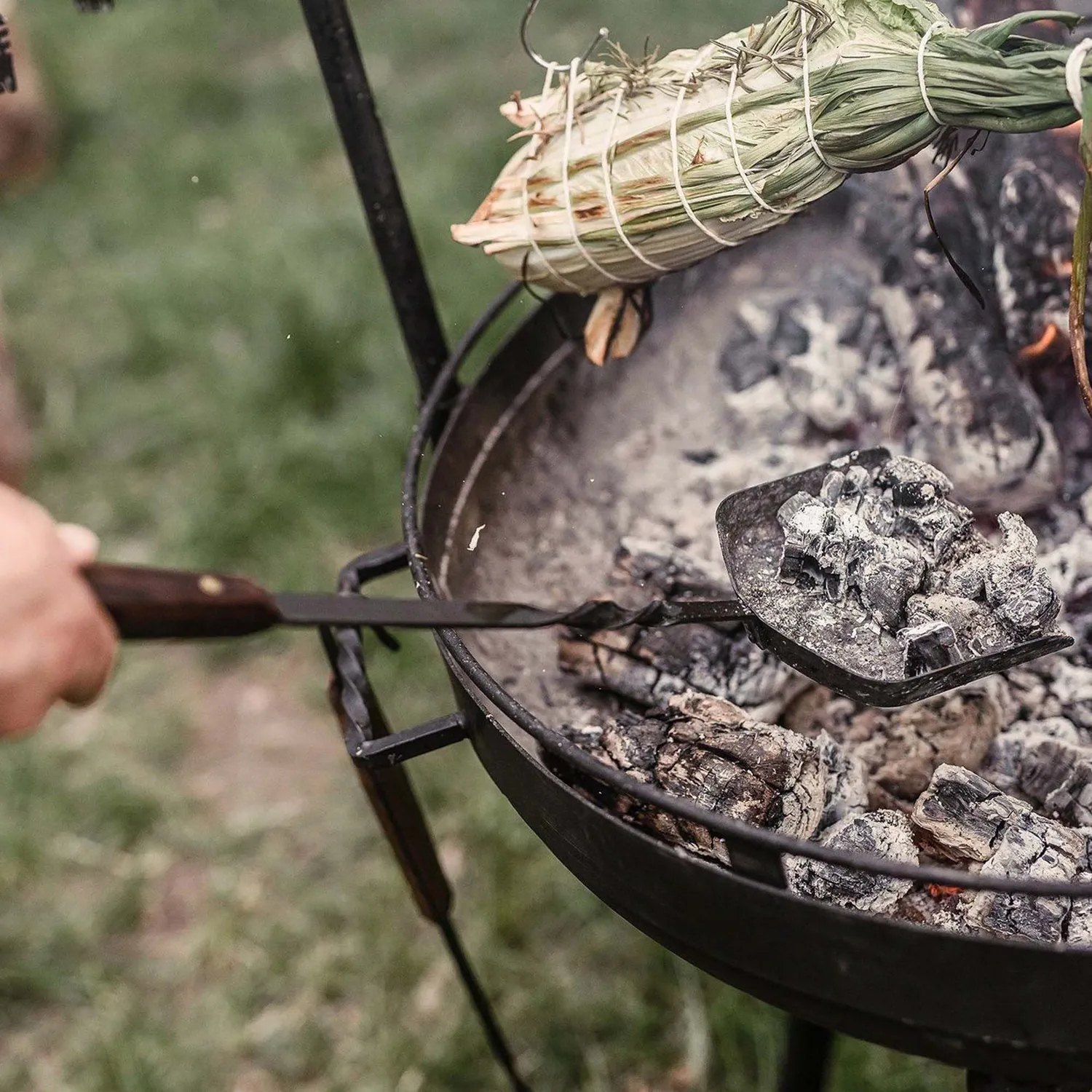 Barebones Cowboy Grill kolenschep RVS walnoot